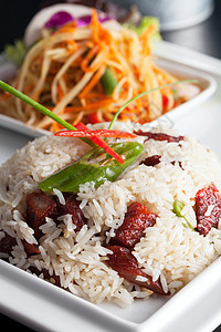 与Som Tum沙拉的泰国猪猪和大米蔬菜烹饪盘子营养用餐面条餐厅文化猪肉木瓜图片