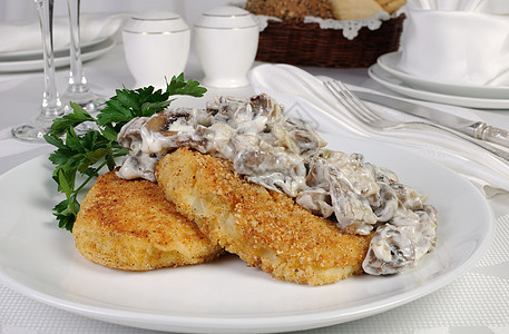含有蘑菇的土豆粉Zrazy面包屑厨房小吃香菜肉汁盘子土豆早餐烹饪午餐背景图片