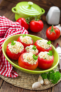 塞满西红番茄西红柿乡村美食营养桌子香菜沙拉盘子食物饮食图片