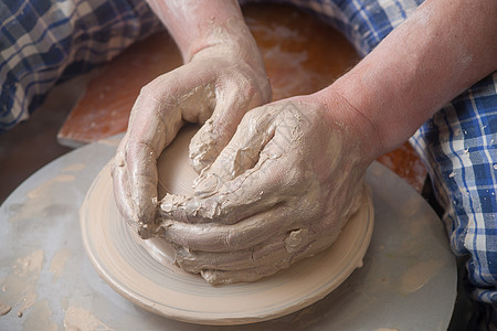 陶匠的手杯子女士专注黏土艺术陶器作坊制造业拇指陶瓷工匠高清图片素材