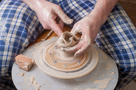 陶匠的手车轮黏土作坊旋转艺术水壶压力杯子陶瓷女士图片