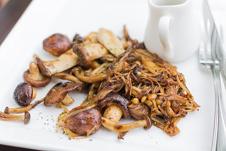 含芝麻酱的蘑菇煎食物盘子油炸午餐美食白色蔬菜图片