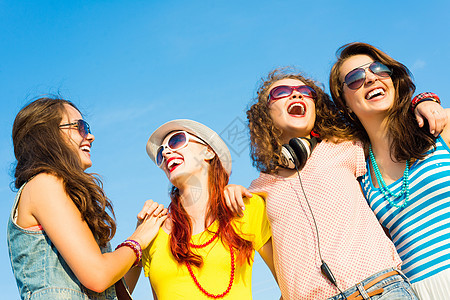 身戴太阳眼镜和帽子的青年群体精力音乐乐趣女性享受男性朋友们快乐拥抱友谊图片