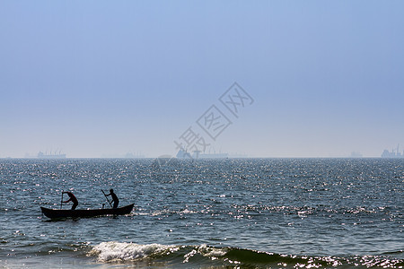 海上有渔民的渔船图片