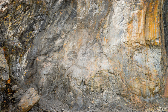 采石场的石灰岩石头矿物石灰石矿石花岗岩挖掘机天空材料岩石地面图片