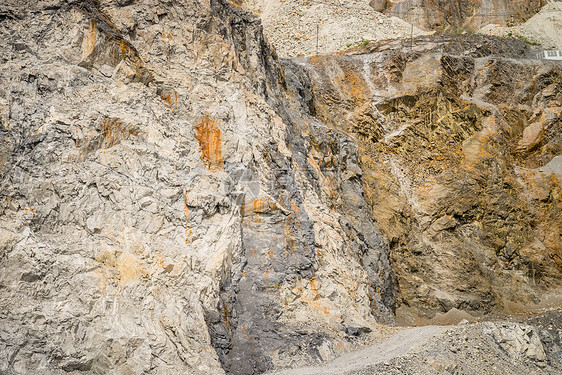 采石场的石灰岩挖掘机蓝色碎石矿业工业石头材料岩石矿物天空图片