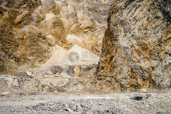 采石场的石灰岩矿业石灰石岩石碎石材料花岗岩天空石头蓝色工业图片