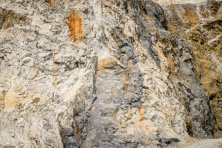 采石场的石灰岩工业石灰石岩石矿石花岗岩石头材料碎石地面天空图片