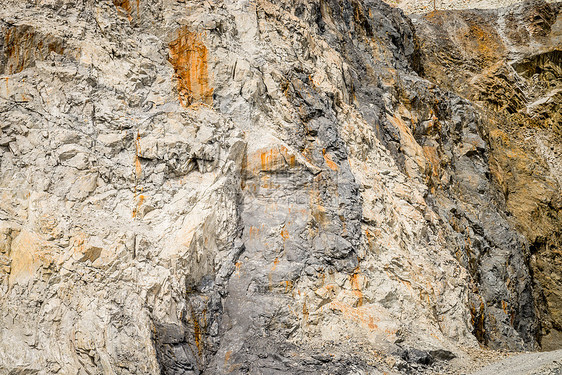 采石场的石灰岩工业石灰石岩石矿石花岗岩石头材料碎石地面天空图片
