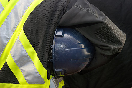 建筑工人持着铁腕的硬帽头盔工程师安全帽成人职业中年人工人男人工程领班图片