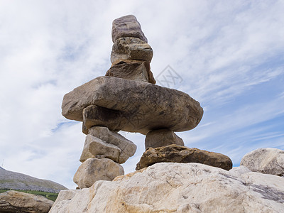 Inuksuk大块堆叠的石头图片