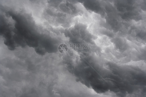 乌云弥漫下雨灰色天空情绪多云预感景观地区雷雨雨云图片