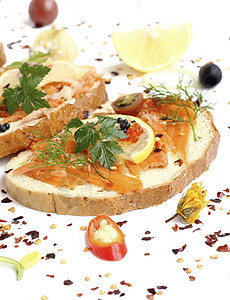 桑威奇和熏鲑鱼草本植物香菜团体熏制食物风格面包方案早餐午餐图片