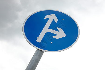 箭头符号天空路线白色标志驾驶十字路口旅行小路展示交通图片