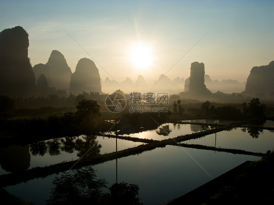 阴阳下中国编队旅游岩溶地标吸引力丘陵巡航日出日落地平线图片