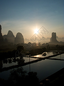 阴阳下中国游客旅游巡航旅行风景吸引力日落编队地标岩溶图片