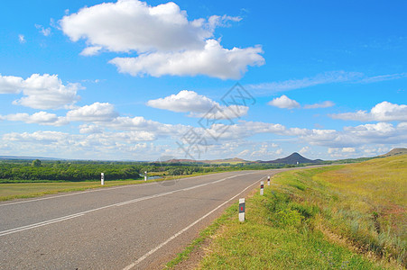 拥有高速公路的美丽的夏季风景土地森林草原场景天空草地爬坡沥青蓝色衬套图片