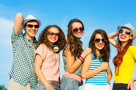 身戴太阳眼镜和帽子的青年群体女性日落庆典精力男生女孩友谊快乐乐趣派对图片