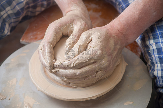陶匠的手压力制造业专注车轮制品女士黏土艺术陶器拇指图片