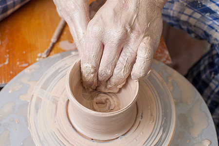 陶匠的手手指陶瓷女士模具手工业工匠艺术车轮水壶拇指图片