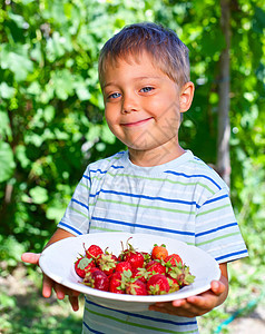 小男孩草莓图片