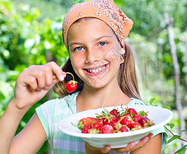 草莓女孩农场女性收成甜点采摘种植园水果生长微笑幸福图片
