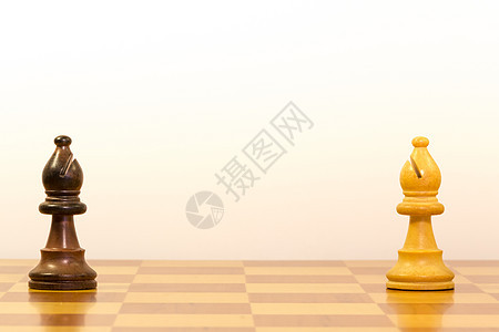 与象棋棋子一起工作时的竞争概念男性男生木板父母团体父亲孩子女性孩子们爸爸图片
