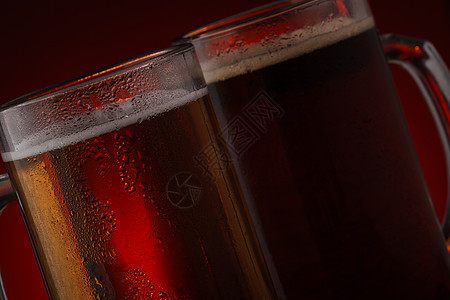 深底的啤酒杯啤酒黄色液体高脚杯饮料酒吧酿造玻璃图片