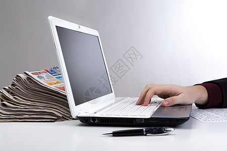 笔记本键盘6上的人手男人人士手指互联网桌子打印商务商业桌面文档图片