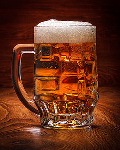 深底的啤酒杯啤酒玻璃酿造高脚杯酒吧液体黄色饮料图片