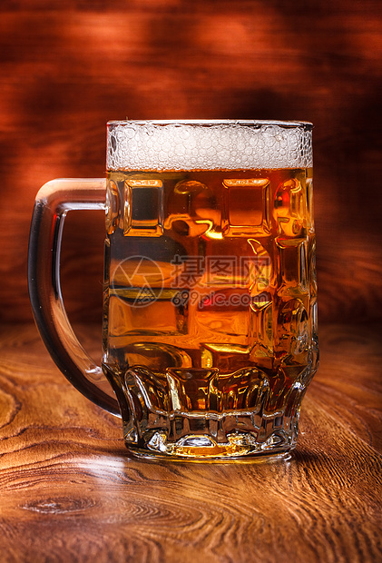深底的啤酒杯玻璃酿造饮料啤酒液体酒吧高脚杯黄色图片