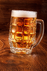 深底的啤酒杯液体酒吧玻璃酿造饮料高脚杯黄色啤酒图片