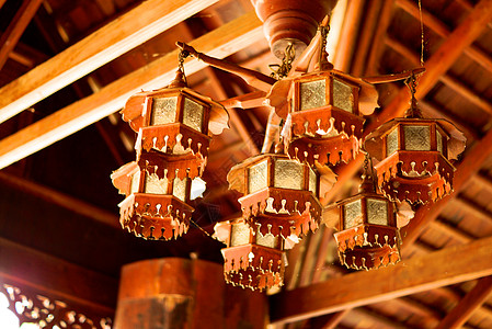 灯吊灯木头房子枝形电子产品棕色背景图片
