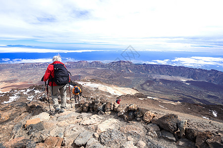 山地上的人 在火山的底德河下游附近图片