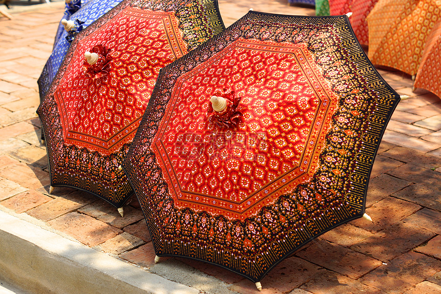 泰式雨伞织物丝绸红色手工木头图片