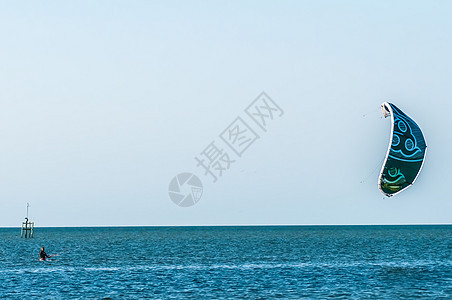 狂风天气时 Pamlico音响湾的帕拉冲浪者图片