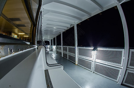 夜间在渡轮船上支撑运输越野车假期旅行天空渡船交通旅游港口图片