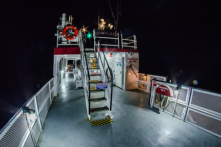 夜间在渡轮船上支撑车辆交通海岸乘客假期渡船蓝色港口运输图片