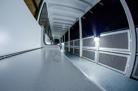 夜间在渡轮船上运输越野车车辆港口码头游客天空海岸蓝色乘客图片