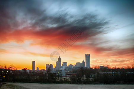 清晨黎明在市区Charlotte市天际线上日出交通蓝色黄色数控城市摩天大楼驾驶建筑学天空图片