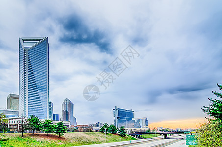 清晨黎明在市区Charlotte市天际线上日出天空建筑学蓝色城市黄色数控摩天大楼交通驾驶图片