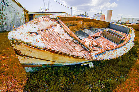 陆地上废弃的旧式废旧轮船图片