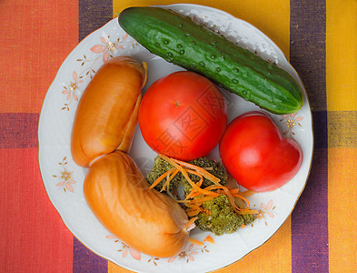 两个大香肠和蔬菜 在白色的盘子上产品牛肉油炸食物棕色黄瓜营养烹饪猪肉小吃图片