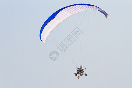 参数平行飞行男人平面头盔风险天空空气引擎降落伞图片