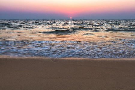 海滨日落海洋海滩日落海浪反射海景太阳海岸野生动物支撑图片