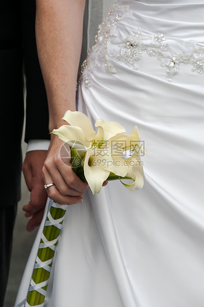 新娘控股包燕尾服裙子婚礼戒指花束花朵图片