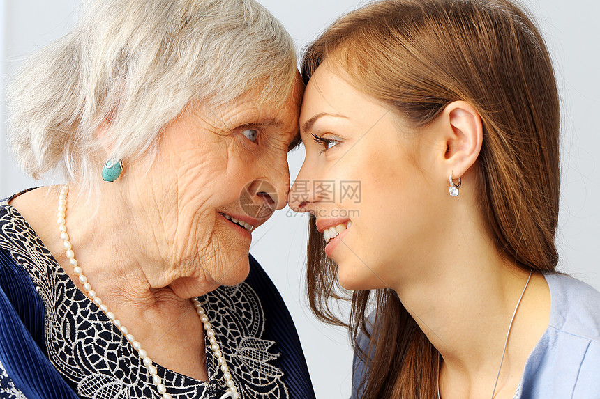 带孙女的老年妇女奶奶房子女性头发微笑眼睛祖父母皱纹公寓夫妻图片