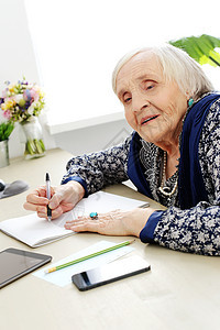 长相快乐的老年妇女祖父母杯子女性皱纹头发皮肤学习记事本祖母知识图片