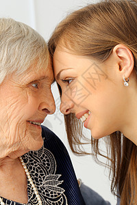 带孙女的老年妇女鼻子祖父母祖母夫妻眼睛皱纹家庭房子皮肤头发图片