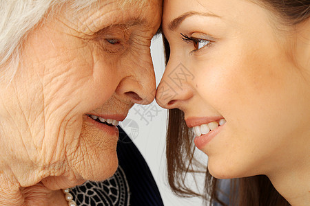 带孙女的老年妇女长老头发夫妻奶奶家庭女性鼻子微笑祖母眼睛图片